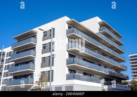 Moderno edificio di appartamenti bianchi con balconi visti a Barcellona, Spagna Foto Stock