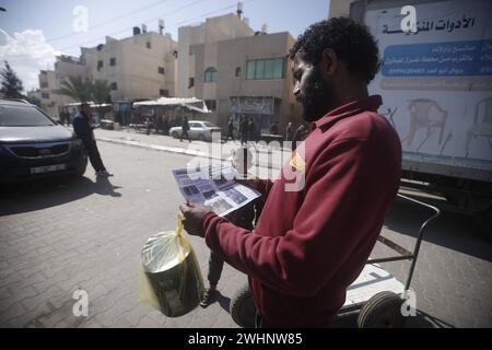 Gli opuscoli di avvertimento vengono lanciati dalle forze israeliane sopra Rafah nella Striscia di Gaza meridionale il 10 febbraio 2024. Foto di Bashar Taleb apaimages Rafah Striscia di Gaza territorio palestinese 100224 Rafah BT 1 0014 Copyright: XapaimagesxBasharxTalebxapaimagesx Foto Stock