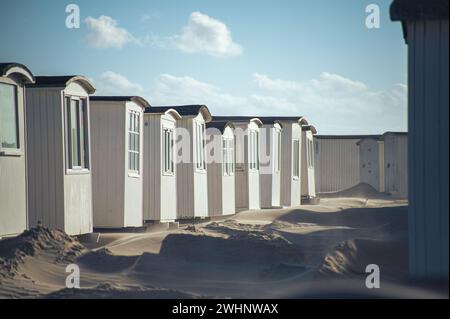 Capanne bianche sulla spiaggia di Lokken in Danimarca Foto Stock