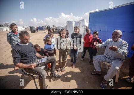 Gli opuscoli di avvertimento vengono lanciati dalle forze israeliane sopra Rafah nella Striscia di Gaza meridionale il 10 febbraio 2024. Foto di Bashar Taleb apaimages Rafah Striscia di Gaza territorio palestinese 100224 Rafah BT 1 005 Copyright: XapaimagesxBasharxTalebxapaimagesx Foto Stock