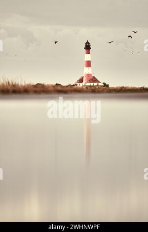 Faro a ovest e riflesso in acqua Foto Stock