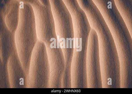 Consistenza di sabbia formata dal vento sulla spiaggia Foto Stock