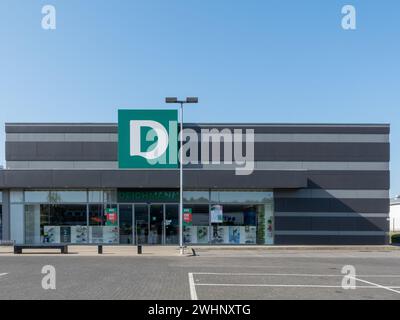 Mülheim-Kärlich, Germania - 18 maggio 2023: Ingresso e facciata di un negozio Deichmann. Deichmann è una catena tedesca di rivenditori internazionali di calzature. Foto Stock