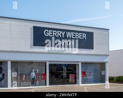 Mulheim-Karlich, Germania - 18 maggio 2023: Facciata del negozio outlet Gerry Weber locale. Gerry Weber è un'azienda di abbigliamento che vende abiti femminili in Th Foto Stock