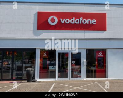 Mulheim-Karlich, Germania - 18 maggio 2023: Facciata del locale negozio Vodafone. Vodafone è una multinazionale britannica di telecomunicazioni Foto Stock