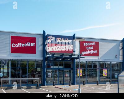 Mulheim-Karlich, Germania - 18 maggio 2023: Facciata del negozio locale Tchibo. Tchibo è una catena di rivenditori di caffè tedesca, nota anche per la sua gamma di prodotti Foto Stock