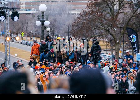 Minneapolis, Minnesota, Stati Uniti. 10 febbraio 2024. Gli spettatori della Red Bull Heavy Metal si trovano ai gradini del palazzo del governo dello stato del Minnesota a St Paul, Minnesota il 10 febbraio 2024. (Immagine di credito: © Steven Garcia/ZUMA Press Wire) SOLO PER USO EDITORIALE! Non per USO commerciale! Foto Stock