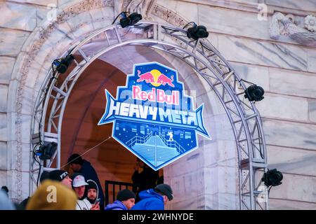 Minneapolis, Minnesota, Stati Uniti. 10 febbraio 2024. L'insegna principale per l'evento presso la Red Bull Heavy Metal, sui gradini del palazzo del governo dello stato del Minnesota a St Paul, Minnesota il 10 febbraio 2024. (Immagine di credito: © Steven Garcia/ZUMA Press Wire) SOLO PER USO EDITORIALE! Non per USO commerciale! Foto Stock