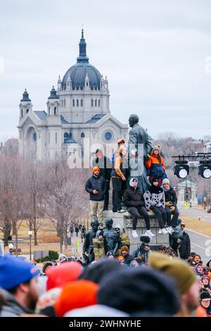 Minneapolis, Minnesota, Stati Uniti. 10 febbraio 2024. Gli spettatori si trovano in cima a una statua del Red Bull Heavy Metal sui gradini del Campidoglio del Minnesota a St Paul, Minnesota il 10 febbraio 2024. (Immagine di credito: © Steven Garcia/ZUMA Press Wire) SOLO PER USO EDITORIALE! Non per USO commerciale! Foto Stock