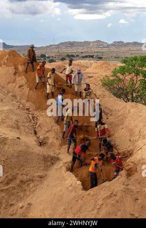 Lavorando in tandem, i minatori di gemme hanno unito i loro sforzi. Ilakaka, Madagascar Foto Stock