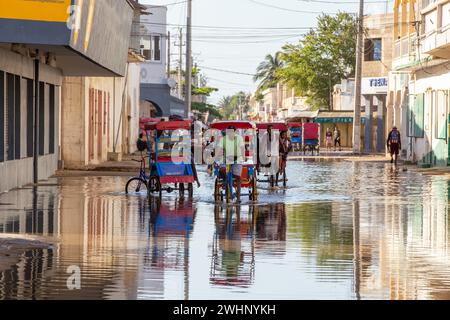 Bicicletta tradizionale risciò con gente malgascia sulla strada di Toliara, uno dei modi per guadagnare soldi. La vita quotidiana sul Foto Stock