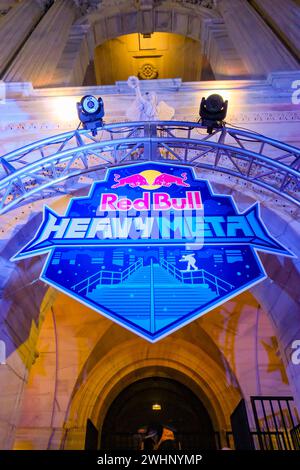 Minneapolis, Minnesota, Stati Uniti. 10 febbraio 2024. L'insegna principale per l'evento presso la Red Bull Heavy Metal, sui gradini del palazzo del governo dello stato del Minnesota a St Paul, Minnesota il 10 febbraio 2024. (Immagine di credito: © Steven Garcia/ZUMA Press Wire) SOLO PER USO EDITORIALE! Non per USO commerciale! Foto Stock