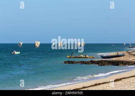 Pescatori che usano barche a vela per pescare al largo della costa di Anakao in Madagascar Foto Stock