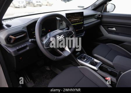 Mioveni, Romania - 7 febbraio 2024: Interni del nuovo modello Dacia Duster 2024. Foto Stock