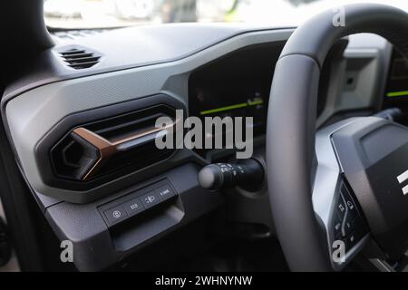 Mioveni, Romania - 7 febbraio 2024: Interni del nuovo modello Dacia Duster 2024. Foto Stock