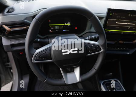 Mioveni, Romania - 7 febbraio 2024: Interni del nuovo modello Dacia Duster 2024. Foto Stock