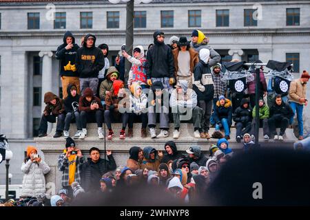 Minneapolis, Minnesota, Stati Uniti. 10 febbraio 2024. Gli spettatori della Red Bull Heavy Metal si trovano ai gradini del palazzo del governo dello stato del Minnesota a St Paul, Minnesota il 10 febbraio 2024. (Immagine di credito: © Steven Garcia/ZUMA Press Wire) SOLO PER USO EDITORIALE! Non per USO commerciale! Foto Stock