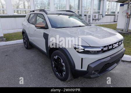 Mioveni, Romania - 7 febbraio 2024: Il nuovo modello Dacia Duster 2024. Foto Stock