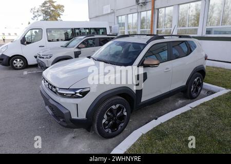 Mioveni, Romania - 7 febbraio 2024: Il nuovo modello Dacia Duster 2024. Foto Stock