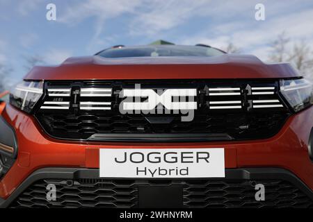 Mioveni, Romania - 7 febbraio 2024: Modello ibrido Dacia Jogger. Foto Stock