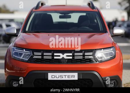 Mioveni, Romania - 7 febbraio 2024: Il modello Dacia Duster 2022. Foto Stock