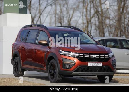 Mioveni, Romania - 7 febbraio 2024: Modello ibrido Dacia Jogger. Foto Stock