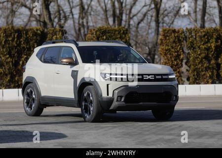 Mioveni, Romania - 7 febbraio 2024: Il nuovo modello Dacia Duster 2024. Foto Stock