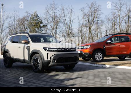 Mioveni, Romania - 7 febbraio 2024: Il nuovo modello Dacia Duster 2024. Foto Stock