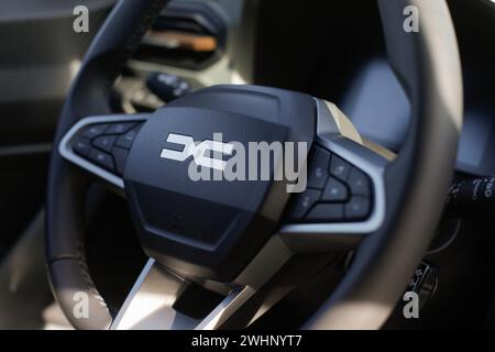 Mioveni, Romania - 7 febbraio 2024: Interni del nuovo modello Dacia Duster 2024. Foto Stock