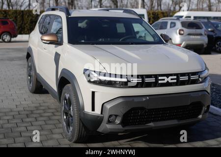 Mioveni, Romania - 7 febbraio 2024: Il nuovo modello Dacia Duster 2024. Foto Stock