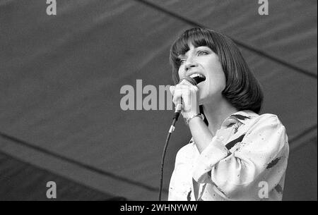 La cantante pop soul britannica Kiki Dee si esibisce al concerto del Queen Hyde Park 18/9/1976 Foto Stock
