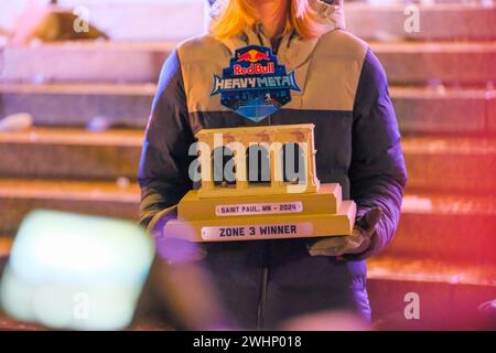 Minneapolis, Minnesota, Stati Uniti. 10 febbraio 2024. Un trofeo da competizione al Red Bull Heavy Metal sui gradini del Minnesota State Capitol Building a St Paul, Minnesota il 10 febbraio 2024. (Immagine di credito: © Steven Garcia/ZUMA Press Wire) SOLO PER USO EDITORIALE! Non per USO commerciale! Foto Stock