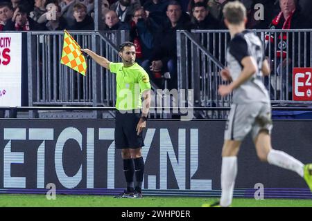 Almere, Paesi Bassi. 10 febbraio 2024. ALMERE, PAESI BASSI - 10 FEBBRAIO: L'assistente arbitro Murat Kucukerbir reagisce durante la partita olandese Eredivisie tra Almere City FC e AZ Alkmaar allo Yanmar Stadion il 10 febbraio 2024 ad Almere, Paesi Bassi. (Foto di Pieter van der Woude/Orange Pictures) credito: Orange Pics BV/Alamy Live News Foto Stock