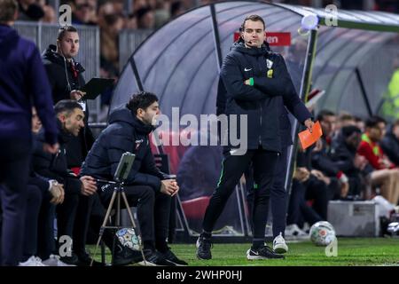 Almere, Paesi Bassi. 10 febbraio 2024. ALMERE, PAESI BASSI - 10 FEBBRAIO: Il 4° ufficiale Robin Vereijken guarda durante la partita olandese Eredivisie tra Almere City FC e AZ Alkmaar allo Yanmar Stadion il 10 febbraio 2024 ad Almere, Paesi Bassi. (Foto di Pieter van der Woude/Orange Pictures) credito: Orange Pics BV/Alamy Live News Foto Stock