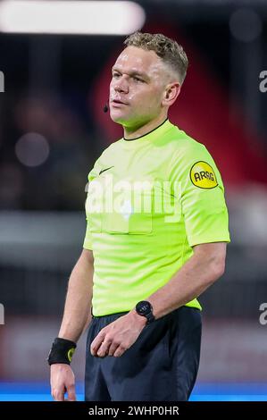 Almere, Paesi Bassi. 10 febbraio 2024. ALMERE, PAESI BASSI - 10 FEBBRAIO: L'arbitro Alex Bos guarda avanti durante l'incontro olandese Eredivisie tra l'Almere City FC e l'AZ Alkmaar allo Yanmar Stadion il 10 febbraio 2024 ad Almere, Paesi Bassi. (Foto di Pieter van der Woude/Orange Pictures) credito: Orange Pics BV/Alamy Live News Foto Stock