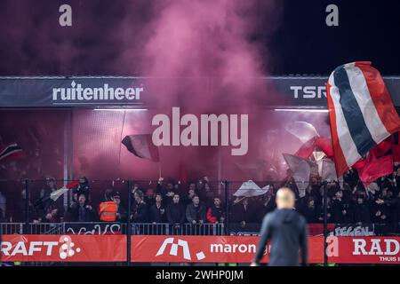 Almere, Paesi Bassi. 10 febbraio 2024. ALMERE, PAESI BASSI - 10 FEBBRAIO: Tifosi e tifosi dell'AZ con bombe fumogene durante l'incontro olandese Eredivisie tra l'Almere City FC e l'AZ Alkmaar allo Yanmar Stadion il 10 febbraio 2024 ad Almere, Paesi Bassi. (Foto di Pieter van der Woude/Orange Pictures) credito: Orange Pics BV/Alamy Live News Foto Stock