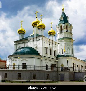 Chiesa della Santissima Trinità che dà la vita alla periferia di Nizhny Novgorod. Russia Foto Stock