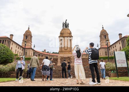 Pechino, Cina. 11 febbraio 2024. I turisti cinesi visitano gli Union Buildings di Pretoria, Sudafrica, 9 febbraio 2024. Crediti: Zhang Yudong/Xinhua/Alamy Live News Foto Stock