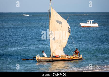 Pescatori che usano barche a vela per pescare al largo della costa di Anakao in Madagascar Foto Stock