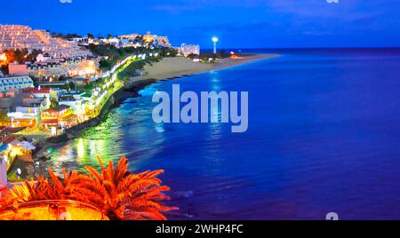 Links der Ort Morro Jable mit Flaniermeile, li. ost. TUI Hotel Sensimar Calypso, Robinson Club Strand sowie Leuchtturm a Jandia - gesehen auf Fuerteventura-Süd am 10.01.2015 *** sulla sinistra il villaggio Morro Jable con passeggiata, sulla sinistra TUI Hotel Sensimar Calypso, la spiaggia Robinson Club e il faro a Jandia visto su Fuerteventura Sud il 10 01 2015 Foto Stock