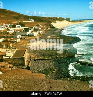 Der Strand von Jandia vorn li. Der Ort Morro Jabel auf dem Hügel die Kirche von Morro Jable hinten der Robinson Club - gesehen AM 20.12.1973 *** la spiaggia di Jandia di fronte a sinistra del villaggio Morro Jabel sulla collina la chiesa di Morro Jable dietro il Robinson Club visto il 20 12 1973 Foto Stock