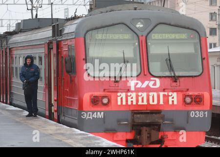 San Pietroburgo, Russia. 7 febbraio 2024. Un passeggero visto alla piattaforma della stazione ferroviaria di Finlyandsky. (Foto di Sergei Mikhailichenko/SOPA Images/Sipa USA) credito: SIPA USA/Alamy Live News Foto Stock