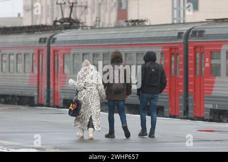 San Pietroburgo, Russia. 7 febbraio 2024. Passeggeri visti alla piattaforma della stazione ferroviaria di Finlyandsky. (Foto di Sergei Mikhailichenko/SOPA Images/Sipa USA) credito: SIPA USA/Alamy Live News Foto Stock