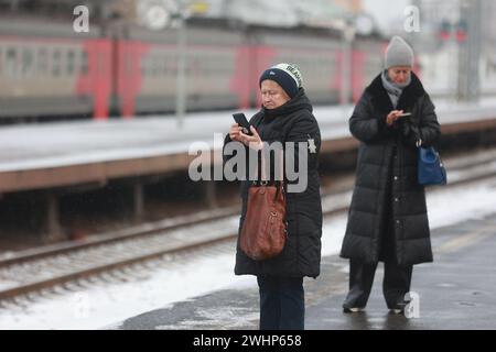San Pietroburgo, Russia. 7 febbraio 2024. Passeggeri visti alla piattaforma della stazione ferroviaria di Finlyandsky. (Foto di Sergei Mikhailichenko/SOPA Images/Sipa USA) credito: SIPA USA/Alamy Live News Foto Stock