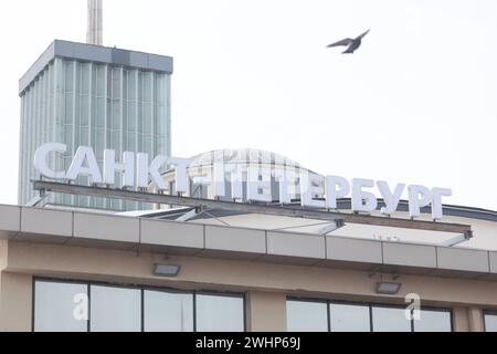 San Pietroburgo, Russia. 7 febbraio 2024. Cartello di San Pietroburgo visto alla stazione ferroviaria di Finlandsky. (Foto di Sergei Mikhailichenko/SOPA Images/Sipa USA) credito: SIPA USA/Alamy Live News Foto Stock