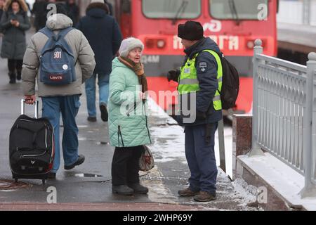 San Pietroburgo, Russia. 7 febbraio 2024. Passeggeri visti alla piattaforma della stazione ferroviaria di Finlyandsky. (Foto di Sergei Mikhailichenko/SOPA Images/Sipa USA) credito: SIPA USA/Alamy Live News Foto Stock