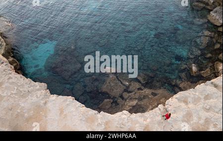 Paesaggio fatto di Capo Greko o grotte marine di Capo Greco Ayia Napa Cipro. Turisti che fanno visite turistiche Foto Stock