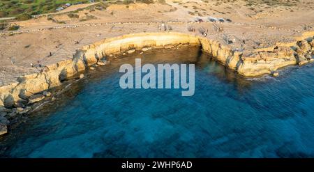 Paesaggio fatto di Capo Greko o grotte marine di Capo Greco Ayia Napa Cipro. Turisti che fanno visite turistiche Foto Stock