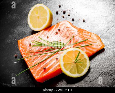 Filetto di salmone succoso su piatto di ardesia nera Foto Stock