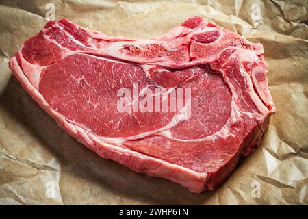 Bistecca locale fresca, enorme e appetitosa Foto Stock